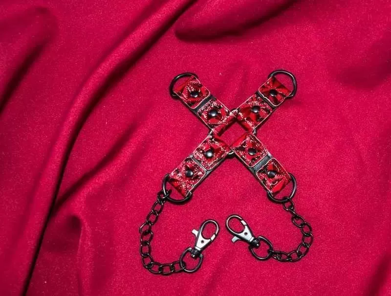 Цепной крест HOGTIE for GUFS красный